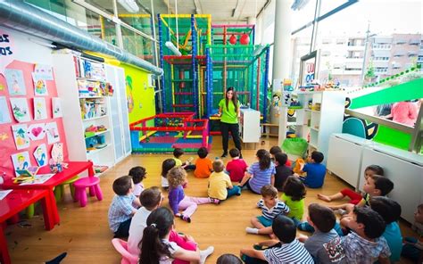 Bambini in un'area ludoteca