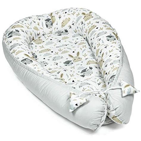 neonato corretto nel seggiolino con riduttore ergonomico