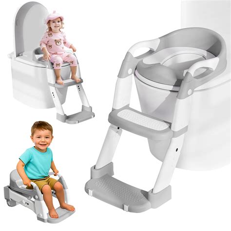 Bambino con riduttore WC e scaletta