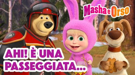 Masha e Orso intenti a giocare con l'acqua e la schiuma in un momento di allegria quotidiana