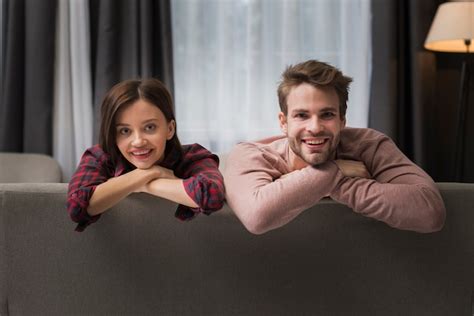 Coppia in attesa che condivide un momento di tenerezza