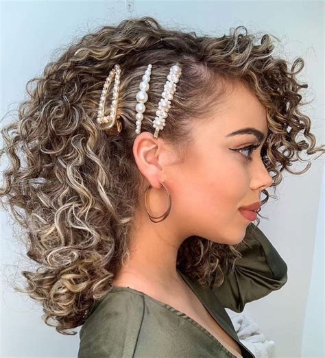 Acconciature capelli ricci corti e medi con fermagli