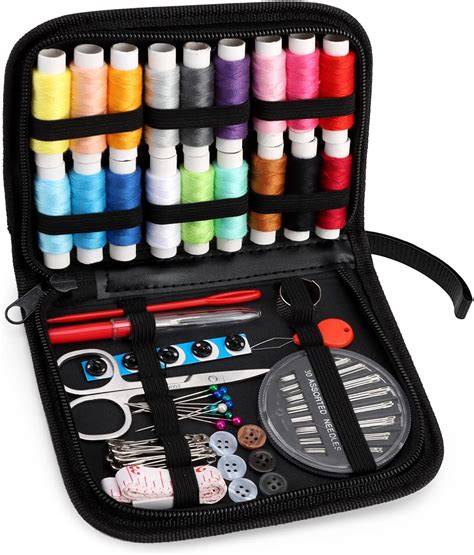 set di attrezzi per il cucito disposti su un piano di lavoro