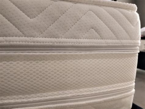 dettaglio degli automatici cuciti sul bordo del materasso