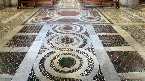 Mosaico pavimentale cosmatesco tipico delle chiese romane medievali