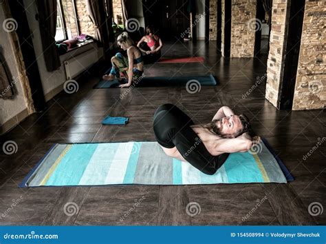 Persona che pratica yoga in un bosco