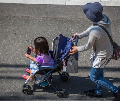 Bambino in passeggino rivolto verso il genitore