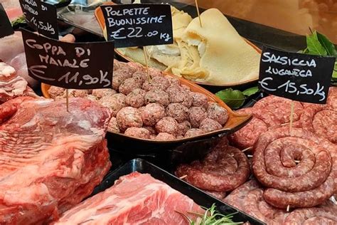 Vetrina di macelleria con carne di qualità