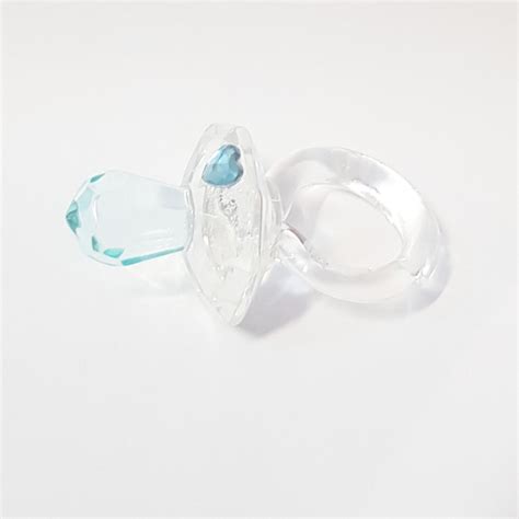 primo piano di un ciuccio in cristallo Swarovski che rifrange la luce solare