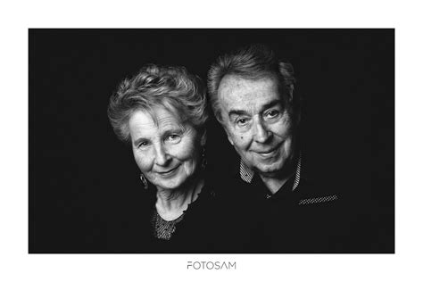 Ritratto fotografico sorridente di una coppia che rappresenta l'unità familiare