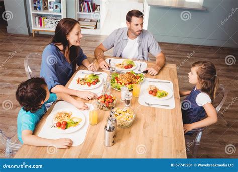 Famiglia che discute scelta scuola