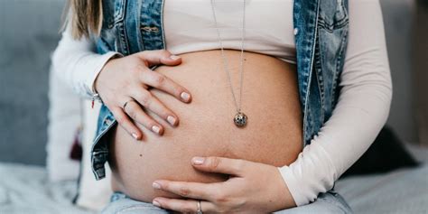 rappresentazione stilizzata di un ciondolo Chiama Angeli indossato su una donna in gravidanza