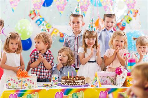 Tavola imbandita per una festa di compleanno con torta decorata