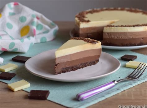 Dettaglio di una fetta di torta ai tre cioccolati
