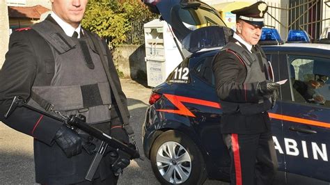 pattuglia dei Carabinieri in scorta a un veicolo privato