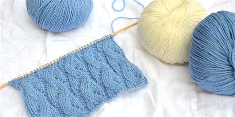 dettaglio di una lavorazione a maglia con trecce e punto traforato su lana merino