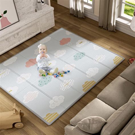 Tappeto gioco colorato e accogliente per neonato in una cameretta moderna