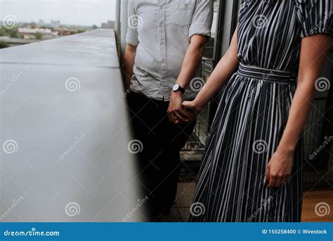 una coppia che si tiene per mano in un ambiente pubblico