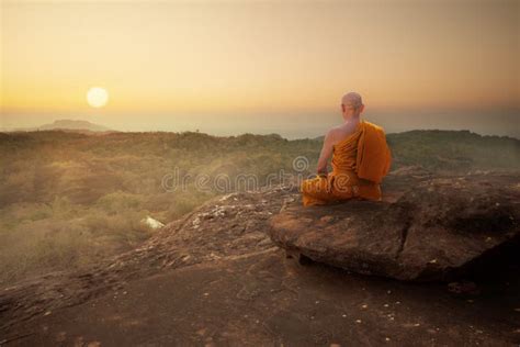 Monaco buddista in meditazione