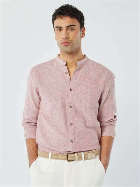 Dettagli sartoriali della camicia in lino: particolare del collo coreano e delle plissettature
