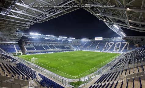 Veduta panoramica del Gewiss Stadium di Bergamo durante una partita serale