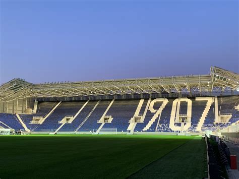 Dettaglio dei seggiolini moderni e della nuova copertura della Curva Pisani