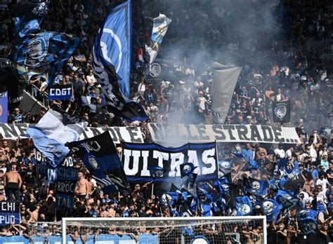 Tifoseria dell'Atalanta che espone una coreografia in curva durante una sfida importante