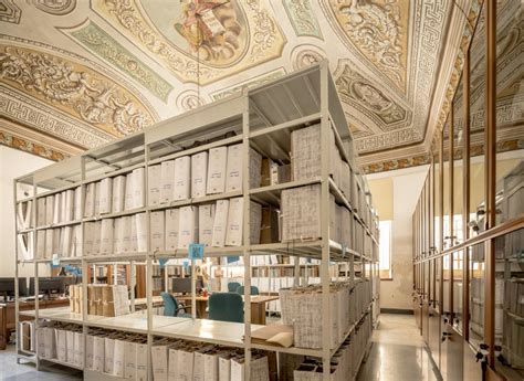 Archivio storico di una biblioteca ottocentesca, metafora della conservazione della memoria