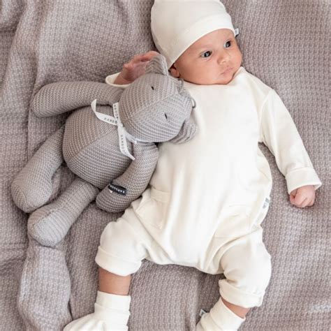 dettaglio cuciture e chiusure a pressione su tutina neonato