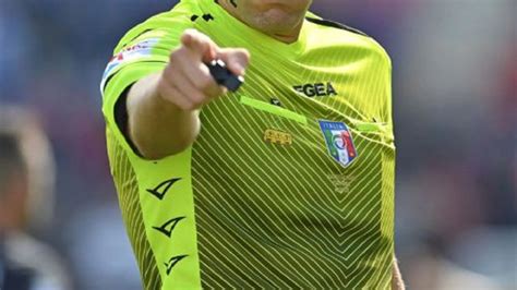 Un arbitro con il fischietto in mano durante una partita di calcio