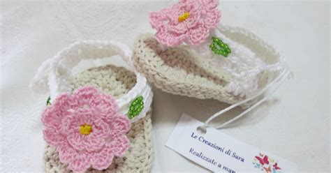 Infradito all'uncinetto per neonati con dettagli floreali