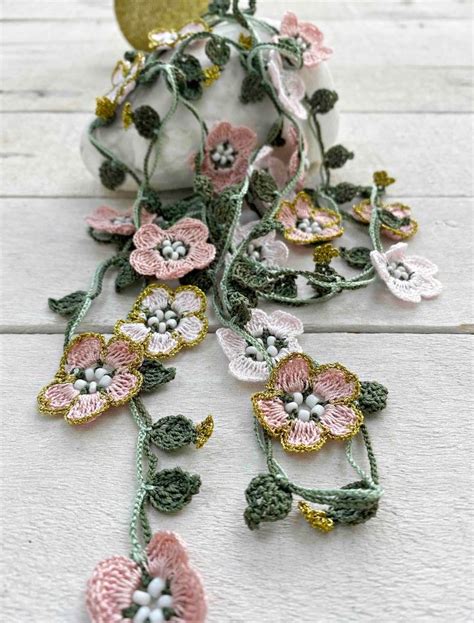 Fiori all'uncinetto e perline decorative per infradito