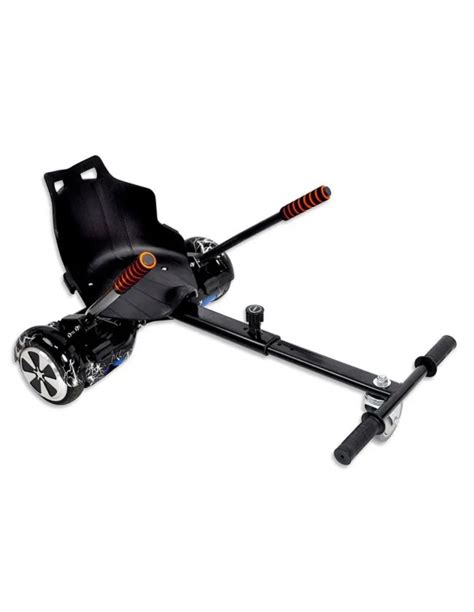 Hoverkart montato su hoverboard in un contesto urbano