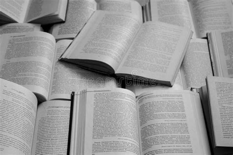 libri di letteratura classica e moderna aperti