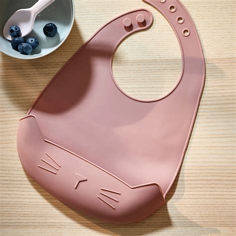 Dettaglio della chiusura regolabile di un bavaglino in silicone