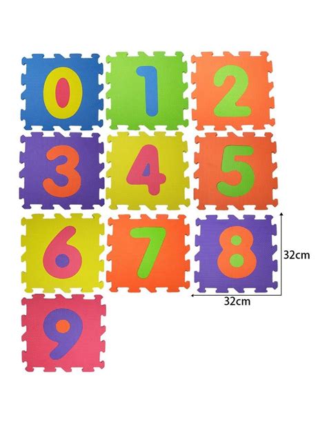 Bambino che gioca su un tappeto puzzle colorato con numeri