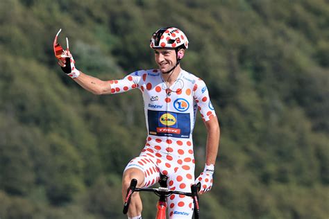 Ciclista in completo tecnico professionale che mostra inserti riflettenti e taglio aerodinamico