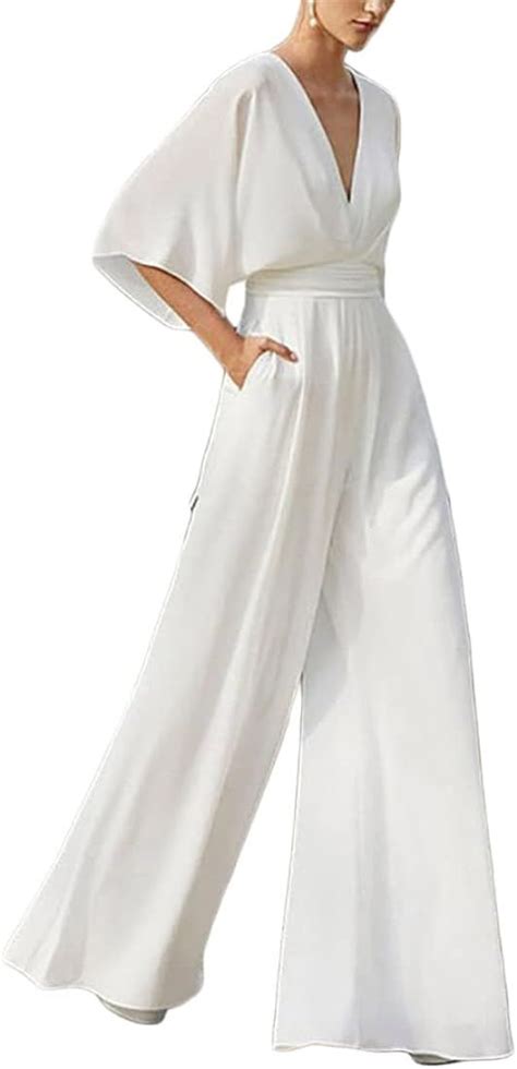 Donna in elegante jumpsuit bianco e nero