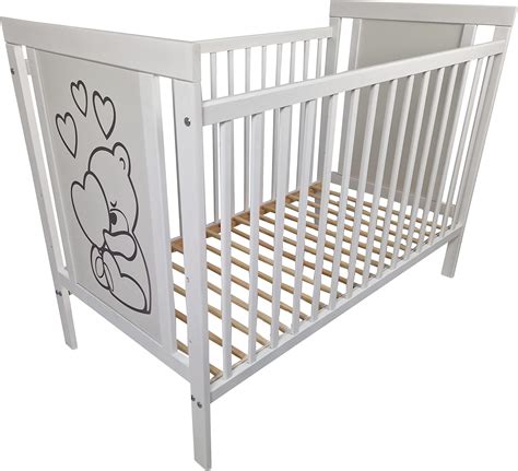Camera da letto per neonato con lettino trasformabile dal design moderno ed elegante