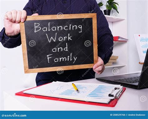 rappresentazione concettuale di bilanciamento tra lavoro e famiglia
