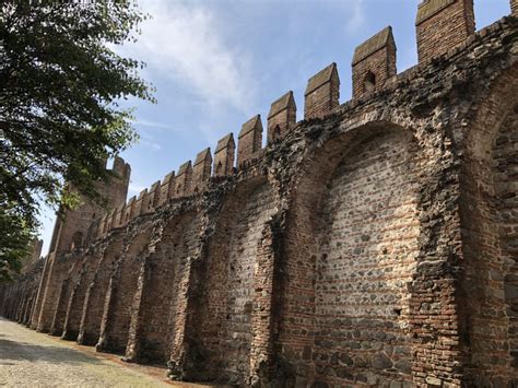 Veduta storica medievale della cinta muraria di L’Aquila