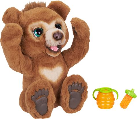 Bambino che gioca con l'orso Cubby di FurReal Friends