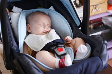 Bambino sul seggiolino auto con copertina traspirante