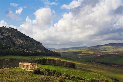 Paesaggio siciliano con auto in viaggio