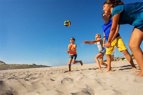 Bambini che giocano a beach volley