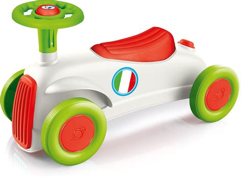 Bambino su cavalcabile primi passi