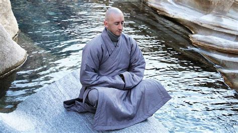 Monaco giainista in meditazione