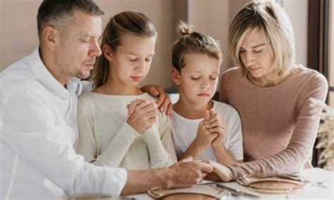 Famiglia che prega