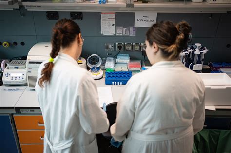 rappresentazione stilizzata di un team di ricerca oncologica in un laboratorio all'avanguardia