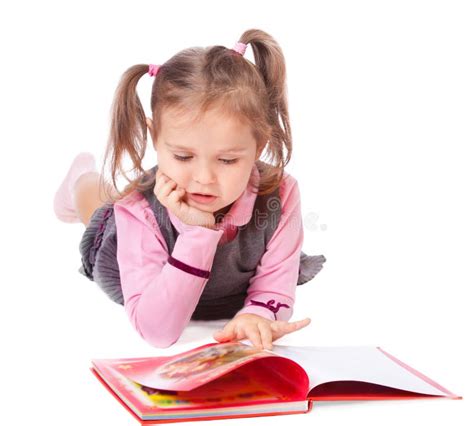 scena vintage di una bambina che legge un libro al suo peluche preferito